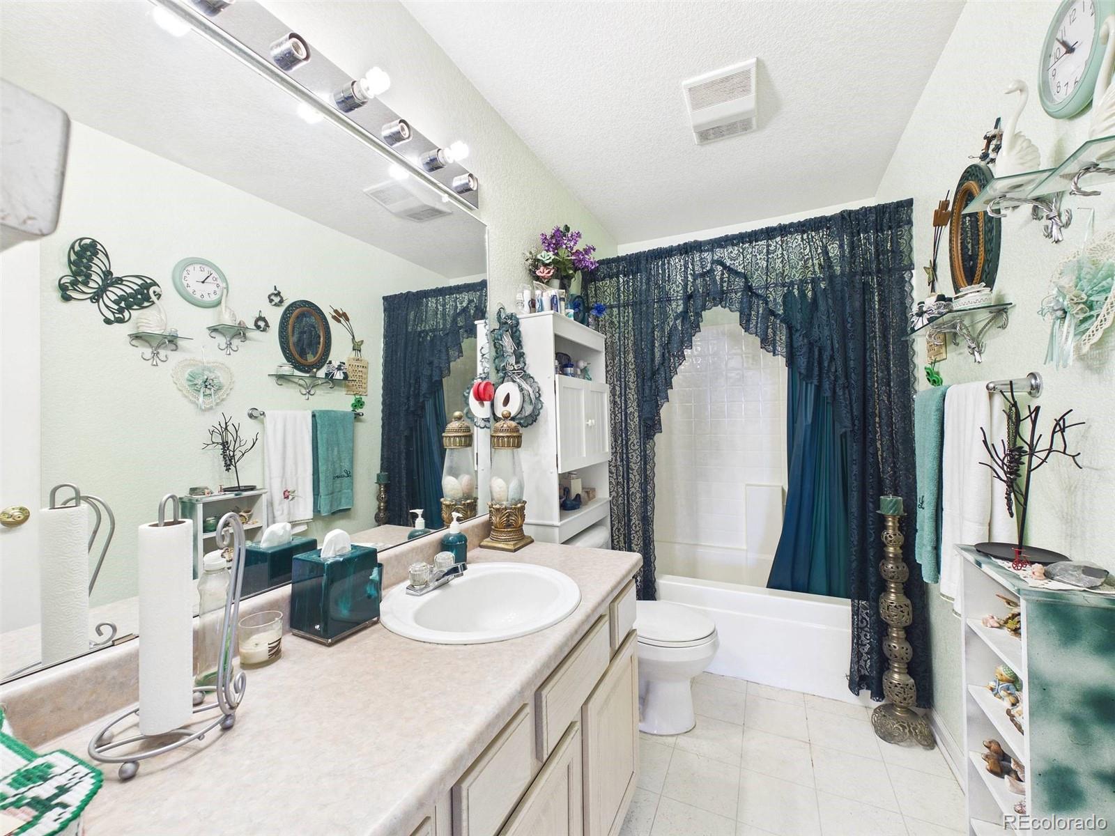 8250 Explorador Calle Denver CO 80229 | MLS #6833130 Image 15