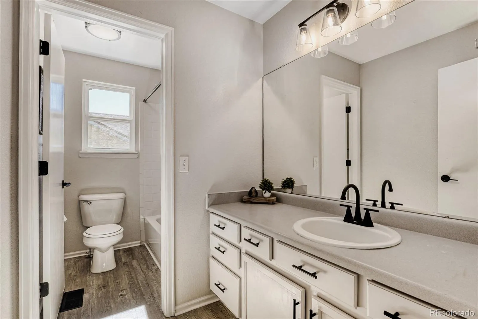 5121 S Lisbon Way Centennial CO 80015 MLS #REC9696512 05252026040354 1600 27